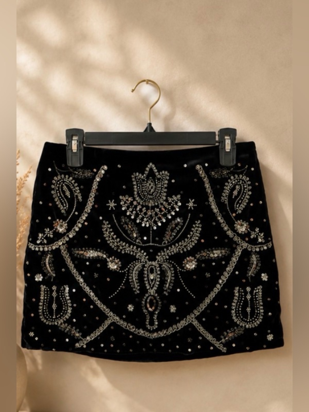 NEW ZARA EMBROIDERED VELVET SKIRT SIZE S
🚨 NO DISCOUNT ON THIS SKIRT - Picture 2 of 9